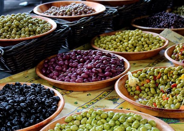 Curing table olives